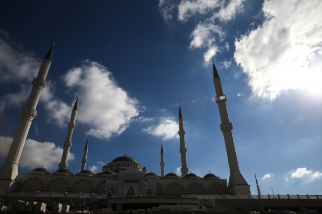 Çamlıca Camii'nin özel tasarım halıları serilmeye başlandı